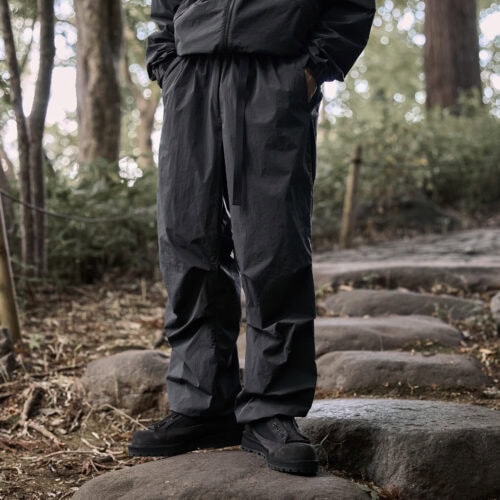 また、ARKnetsにより特別にデザインしたニータック仕様のワイドパンツは、ウエストとレングスの公式サイズバランスをミックスさせた独自設計を採用。迫力あるワイドシルエットを実現したARKnets渾身の一本となっている。