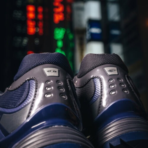 シュータンとヒールにはSalomonとBEAMSのロゴを左右非対称にあしらい、さりげなくも印象的なディテールに。さらにインソールにも両ブランドのロゴを配し、コラボレーションの証を随所に落とし込んでいる。