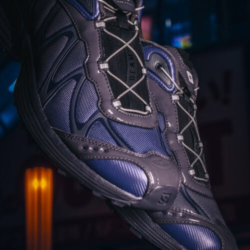 アッパーには通気性と耐久性に優れたメッシュ素材を採用し、Salomon独自のQuicklace™システムにより、簡単かつスピーディなフィッティングが可能となっている。