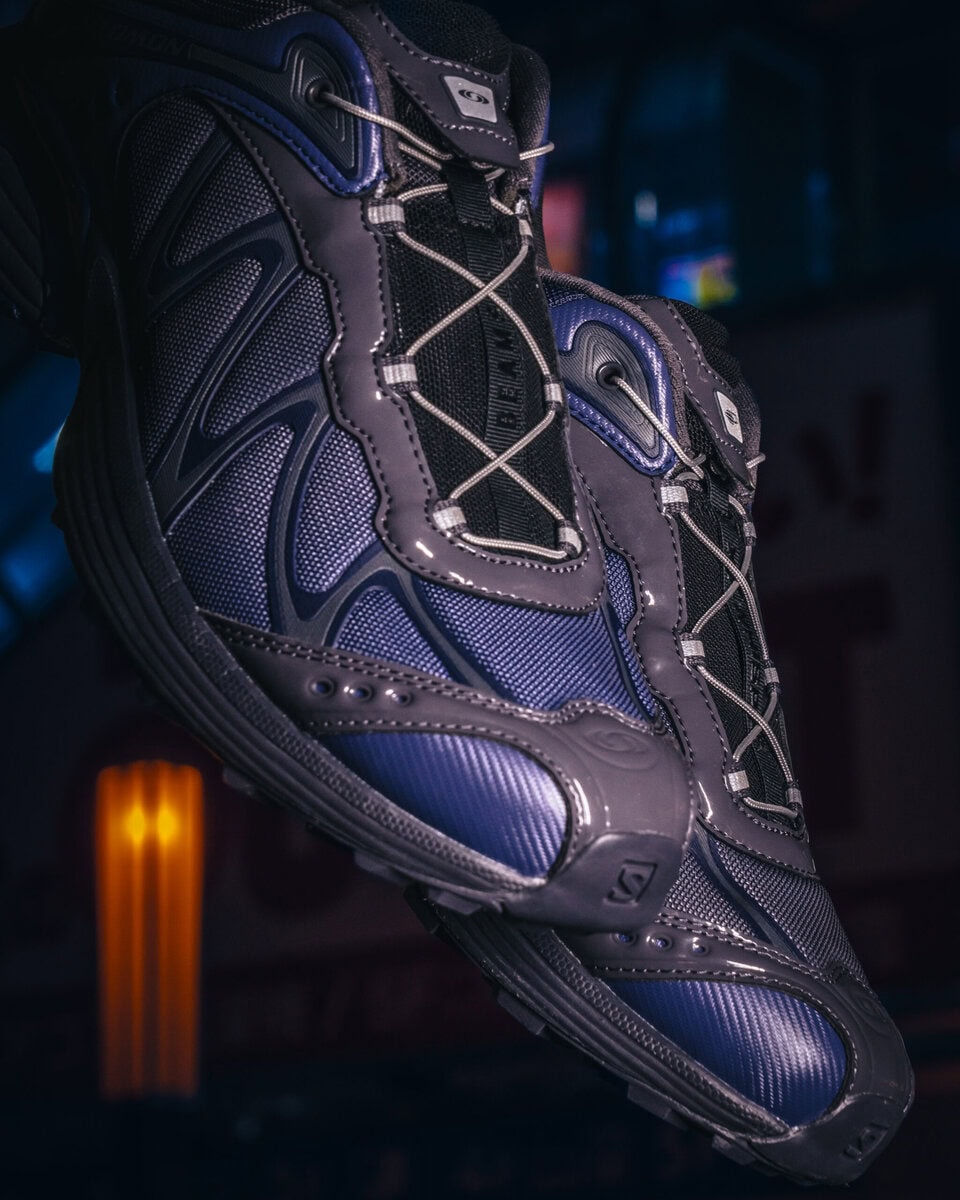 アッパーには通気性と耐久性に優れたメッシュ素材を採用し、Salomon独自のQuicklace™システムにより、簡単かつスピーディなフィッティングが可能となっている。