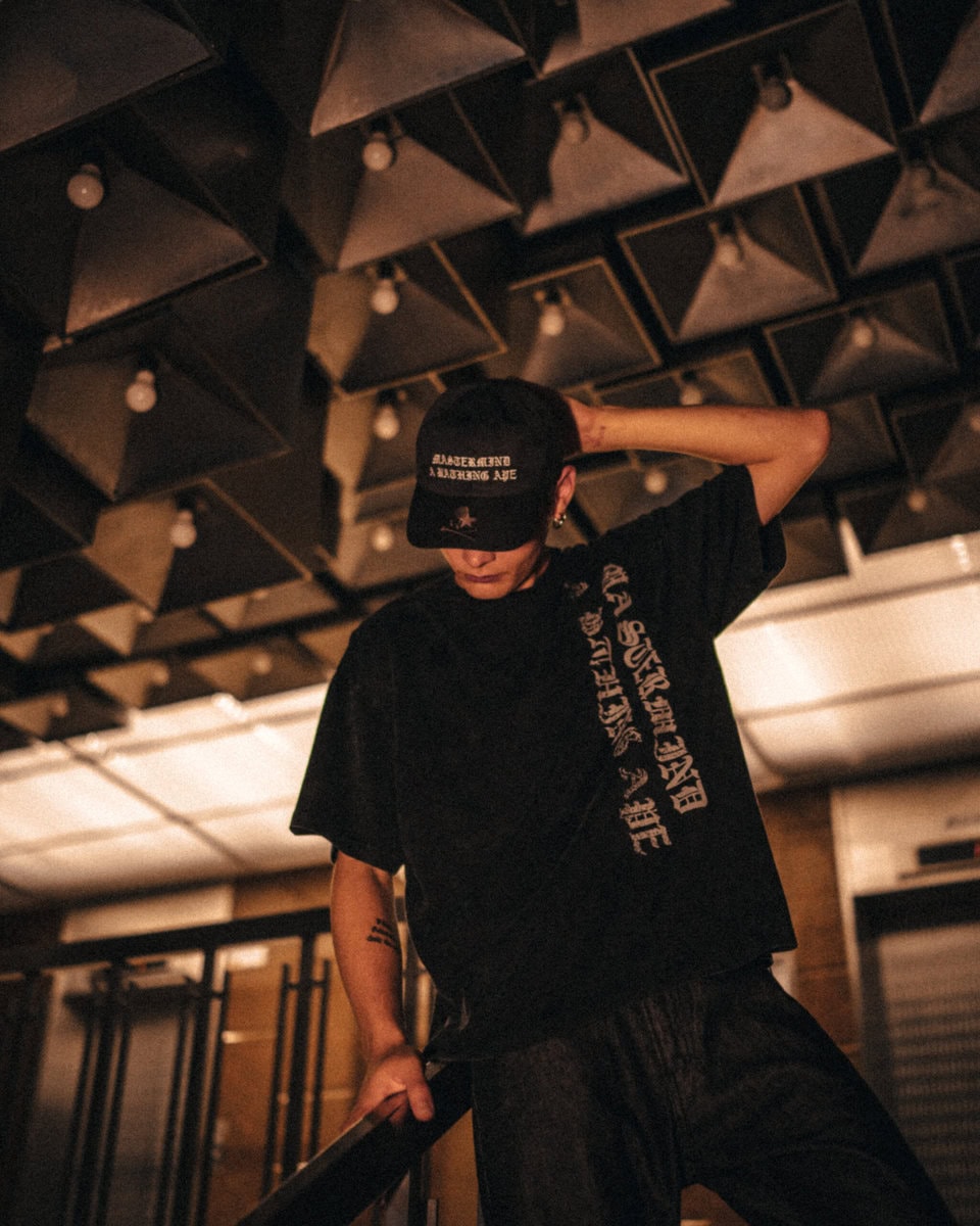 BAPE®の2025年秋冬シーズンテーマ「Connect with the People（人とつながる）」のもと、互いの哲学とクラフトが交わる一着一着が、人と人をつなぐ“共鳴”として存在する。mastermind A BATHING APE® 17THは、BAPEXCLUSIVE™ 青山にて2025年10月19日（日）より発売する。