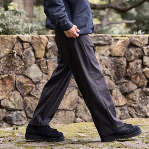 Goldwinらしいミニマルなデザインで、機能性と利便性に優れたワイドトラウザー「25SS別注 Dry Stretch Twill Tuck Pants」が、25FW仕様で新たに展開。今季はウエストに従来のスピンドル仕様を残しつつベルトループを追加したベルト対応で、きれいめな要素をプラス。