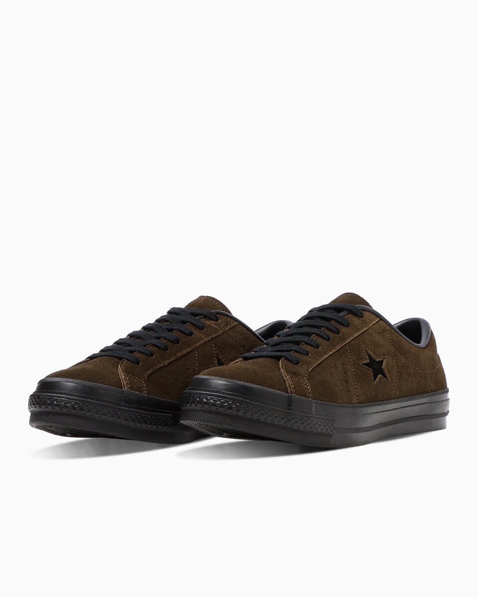 CONVERSEより、国産ワンスターの素材とカラーをアレンジしたモデル「ONE STAR J SUEDE」が登場。上質なブラウンの国産スエードをアッパー全面に採用した、高付加価値な一足だ。
