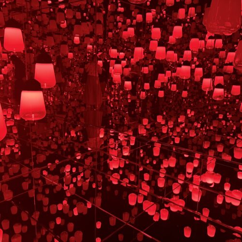 チームラボ《呼応するランプの森：One Stroke - a Year in the Mountains》