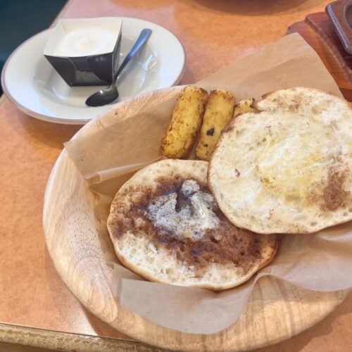 まずはお店の看板にも載っていた「焼きシナモンフォッカチオセット」から実食