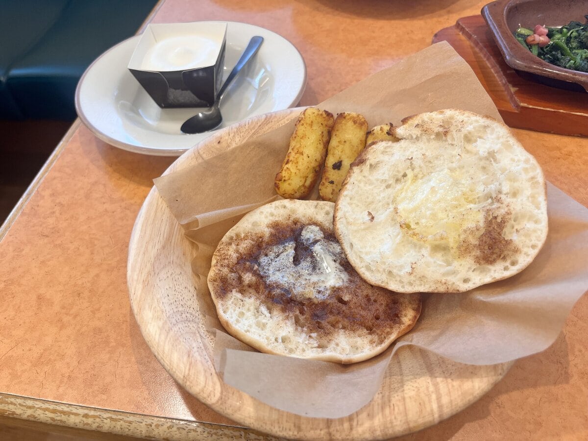 まずはお店の看板にも載っていた「焼きシナモンフォッカチオセット」から実食