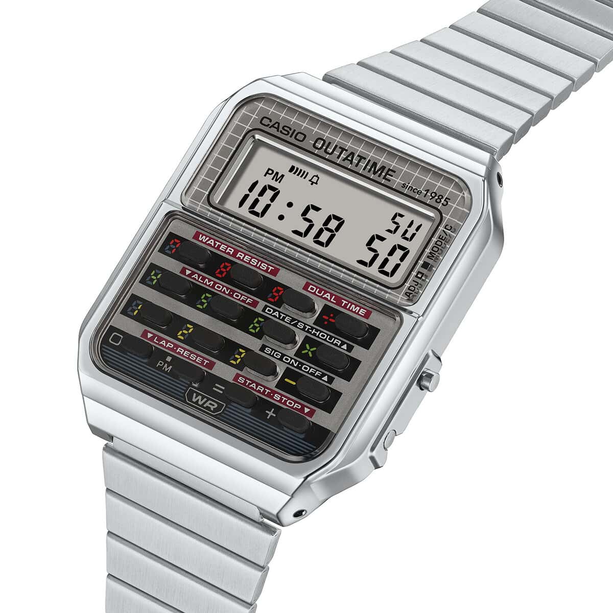 ベースは、電卓のデザインが特徴的な1980年代から続くロングセラーモデル「CA-500」を採用。フェイスには、作品を象徴するタイムマシンのテールランプからインスパイアされた格子柄や、ナンバープレートに刻まれた「OUTATIME」をデザインしている。