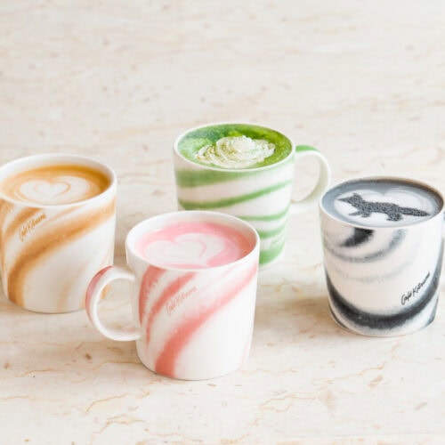 朝の柔らかな光から、午後の落ち着いたひとときまで、Iittalaのモダンな美意識とCafé Kitsunéの洗練されたインターナショナルスタイルが融合したデザインとなっている。 容量は0.3L、スタッキング可能で丈夫なつくりとなっており、ご自宅や仕事場など、さまざまなシーンで使用可能。