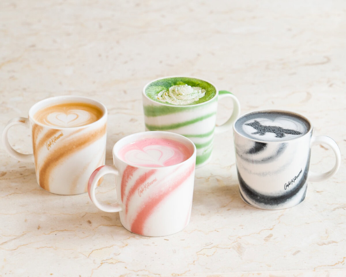 朝の柔らかな光から、午後の落ち着いたひとときまで、Iittalaのモダンな美意識とCafé Kitsunéの洗練されたインターナショナルスタイルが融合したデザインとなっている。 容量は0.3L、スタッキング可能で丈夫なつくりとなっており、ご自宅や仕事場など、さまざまなシーンで使用可能。