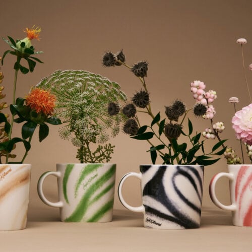 Teemaは1952年に初めて登場し、1981年に再解釈されたもので、Franckが掲げていた「平等」と「節度」という理念に根ざした、シンプルな形状と多機能性、そして長く愛用できる品質を備えたデザインシリーズ。シンプルで洗練されたデザインのTeemaマグは、Café Kitsunéを象徴するラテアートを表現するのに最適なキャンバスに。