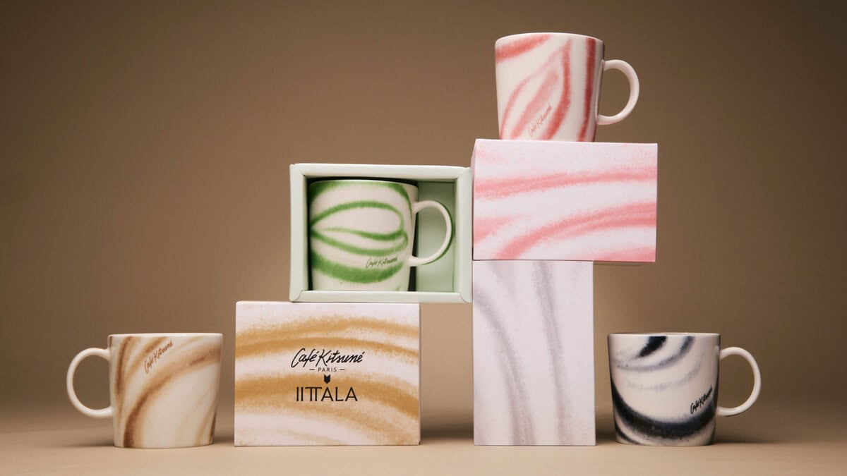 ライフスタイルブランドMaison Kitsuné（メゾンキツネ）が展開するカフェ Café Kitsunéはフィンランドのデザインハウス Iittala（イッタラ）とコラボレーション。日々のコーヒータイムを彩る、アイコニックなマグカップの限定コレクションを発表する。