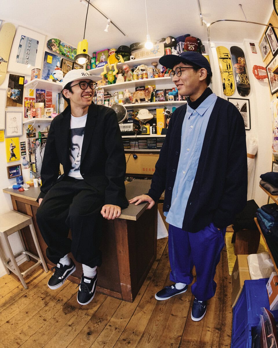 90年代末のスクールパンクを彷彿とさせるムードと、上品さを融合させた唯一無二のスタイルを体現する一足を秋コーデの足元に取り入れていただきたい。