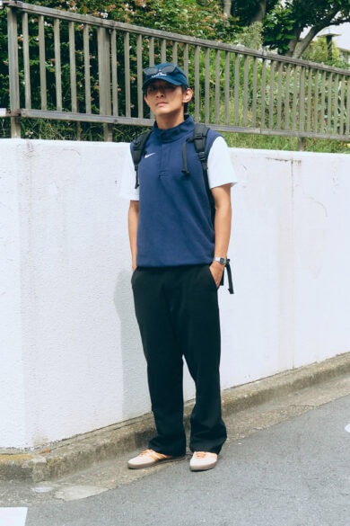 【スナップ】Tシャツ×フリースベストのレイヤリングが秋晴れの日にちょうどよい季節感