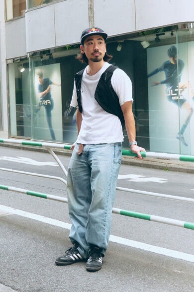 【スナップ】ブルージーンズ＋無地白Tシャツという王道コンビも、バッグひとつで新鮮なルックに