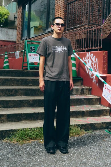 【スナップ】スラックス＆革靴の“きっちり系”コンビに、光る“脱力系”Tシャツ選び…ミニマルなのに個性的