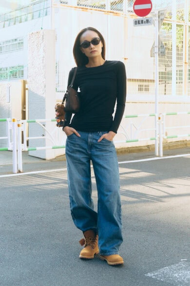 【スナップ】無駄のないミニマルな着こなしに、ブラックな匂いを漂わすティンバー・イエローブーツ