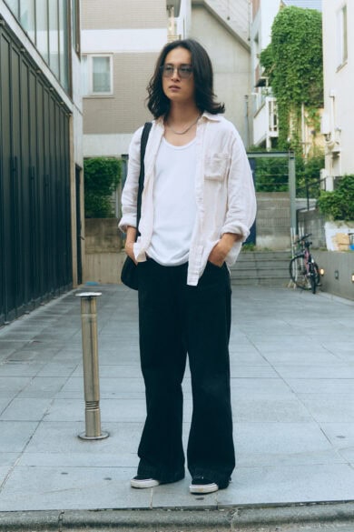 【スナップ】白のリネンシャツ＆タンクと黒フレアパンツの対比が際立つ、チルい70年代コーデ