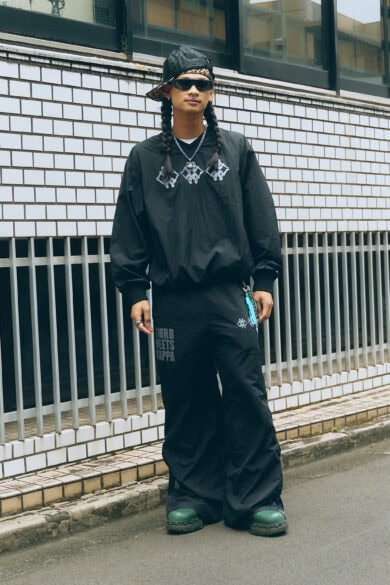 【スナップ】新鮮過ぎるキャップのレイヤリングとセットアップで“ワルさ”爆発…独自の道をゆく西海岸ギャングスタースタイル