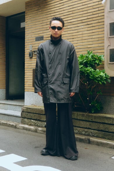 【スナップ】トーンと質感の異なるブラックでまとめて。どこか近未来感さえ漂わせるモードなスタイリング