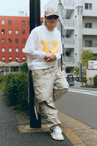 【スナップ】クリーンでこなれ感あるホワイト＆ベージュの配色も、ストリートなニュアンスで着こなすオリジナリティ