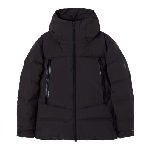 リサイクルナイロンを使⽤した、コットンライクでナチュラルな⾵合いが特徴のGORE-TEX 60d NATURAL PLAIN WEAVEを採⽤した、アウトドアアクティビティなど様々な環境に対応する⽔沢ダウンジャケットのパフォーマンスモデルだ。