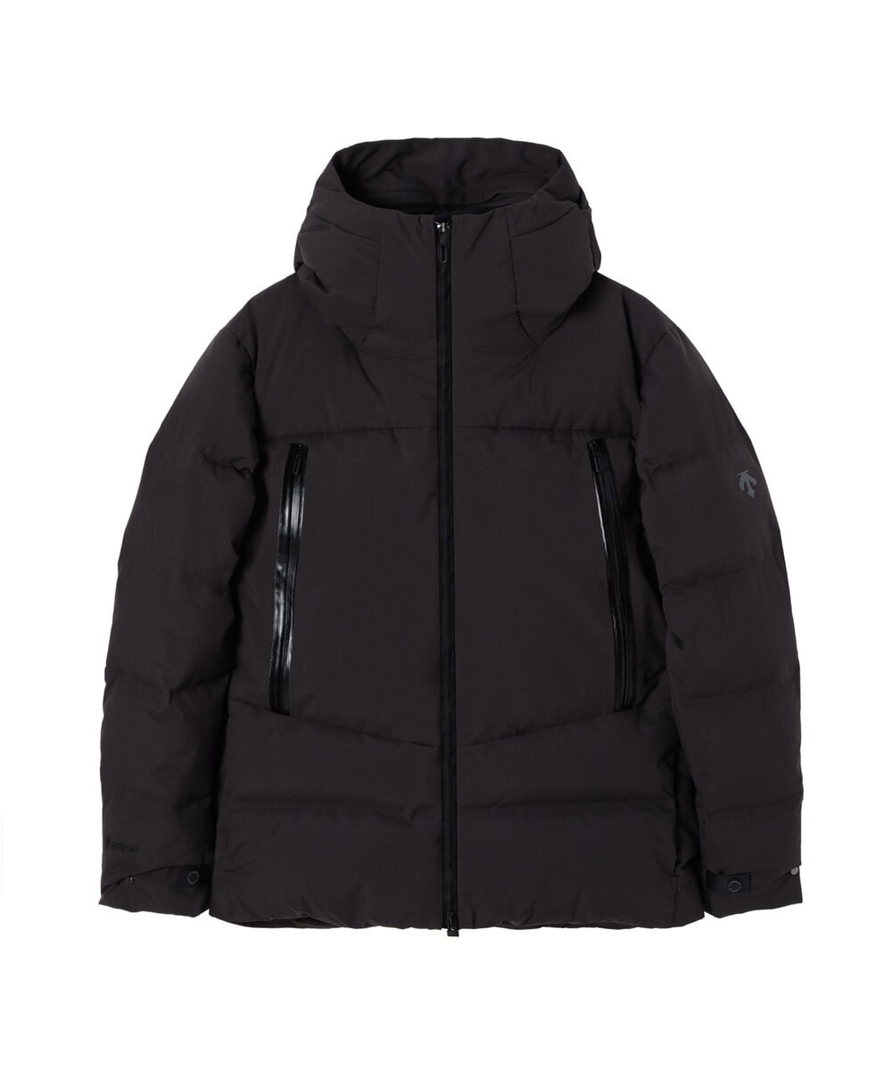 リサイクルナイロンを使⽤した、コットンライクでナチュラルな⾵合いが特徴のGORE-TEX 60d NATURAL PLAIN WEAVEを採⽤した、アウトドアアクティビティなど様々な環境に対応する⽔沢ダウンジャケットのパフォーマンスモデルだ。