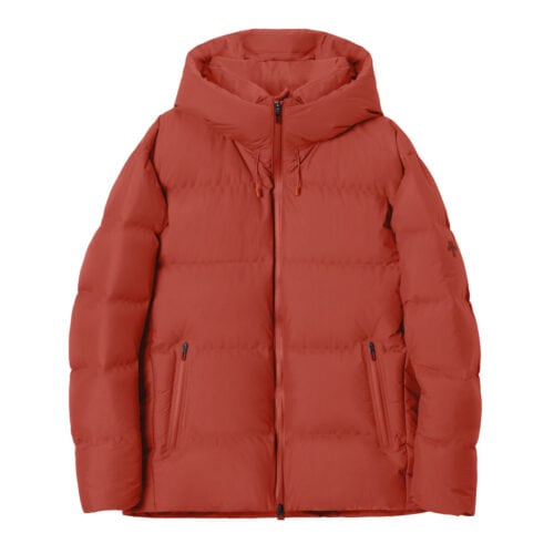 表地には⾮常に軽量ながら耐久はっ⽔性に秀でたDERMIZAX(R) 30d NYLON TAFFETAを採⽤。さらに随⼀の軽量性と嵩⾼性を発揮する1000FPのダウンを充填し、空気をまとうかのような着⼼地とこれまでにない暖かさを実現。従来モデルと⽐較して10％の軽量化を実現しながら保温性も向上している。