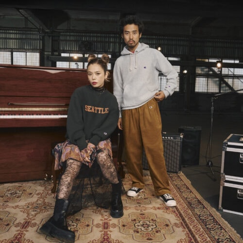 昨年好評だったブランドキャンペーン「I LOVE SWEATS」の新たなコンテンツとして、今回「SWEATS FOR ALL」が公開。Championの愛用者であり、長年多くのファンに愛され続けるシンガーソングライター Charaとシンガーソングライターや俳優として活躍するHIMIによる親子共演が実現。