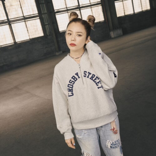 二人のハーモニーに合わせて、Champion のスウェットシャツを楽しむ多様な世代・性別の総勢 19 名が集い、音楽を通してつながる様子を描く。タイムレスな名曲「スタンド・バイ・ミー」とともに、世代や性別を超えて愛される Champion の世界観を表現した映像となっている。