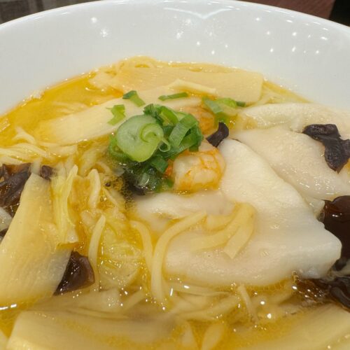 まず目を引くのは、きくらげ、キャベツ、タケノコ、海老、枝豆と彩り鮮やかな具材の多さ！
