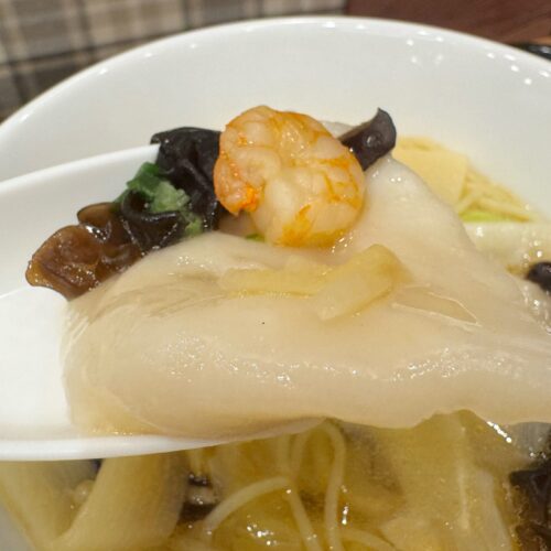厚みのある皮がもちもちでつるんとした食感の水餃子