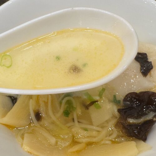 鶏ガラベースにショウガの風味を効かせた、ピリっとした辛さを感じる奥行きのある味わい