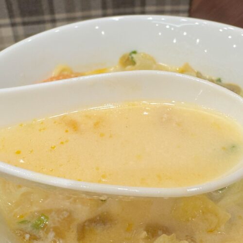 ちょうどいい塩梅でプラスされたピリ辛なラー油がアクセントになっていて、豆乳スープのコクを引き立てながら、飽きさせない刺激的な味わいに仕上がっています