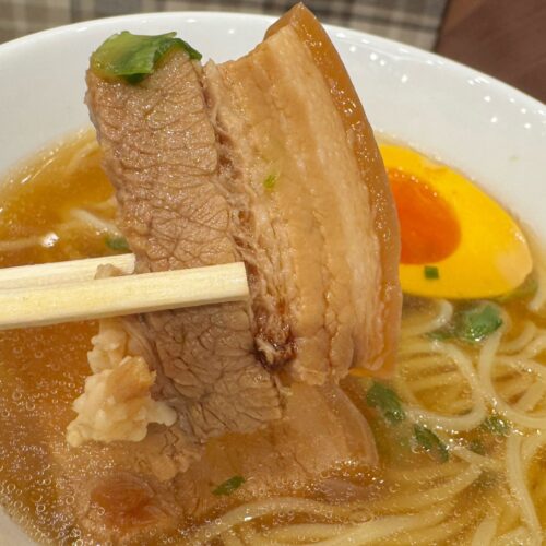 そして、甘辛く煮込まれたやわらか煮豚と、とろりとした半熟風玉子がゴロっとトッピング