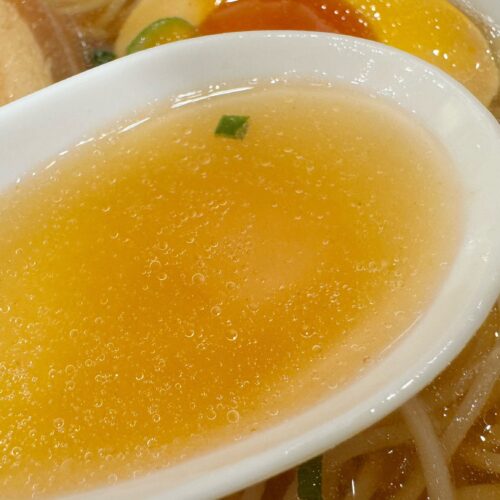 スープは醤油ベースにほんのり八角の風味を感じる、すっきりとした味わい。