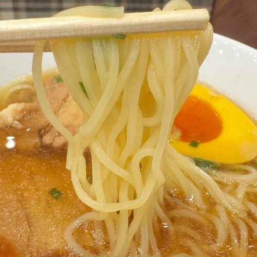 台湾屋台グルメらしい本格的なパンチを期待していた方には若干物足りなさはあるかもしれません。しかし、ミスドの細麺とスープ、煮豚が絶妙にマッチしており、全体的に優しくホッとする味わい