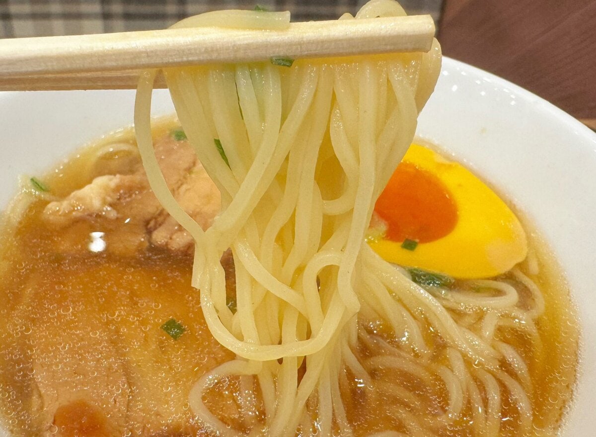 台湾屋台グルメらしい本格的なパンチを期待していた方には若干物足りなさはあるかもしれません。しかし、ミスドの細麺とスープ、煮豚が絶妙にマッチしており、全体的に優しくホッとする味わい