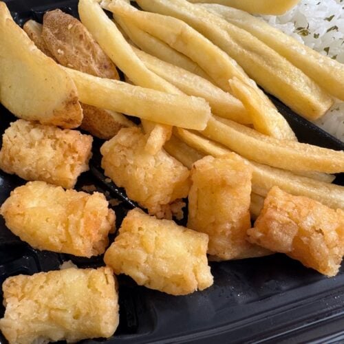 ポテト3種にパセリがかかったごはんのみという潔い構成。ポテトは、小さめのハッシュドポテト、細めのフライドポテト、皮付きウェッジカットのフライドポテトの3種が入っています