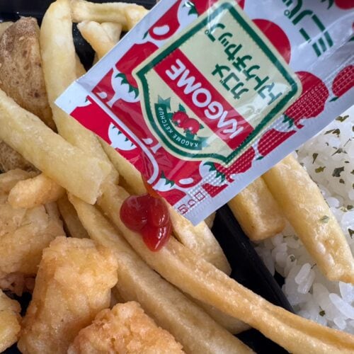 添えてあるケチャップをつけながら食べるのがおすすめ