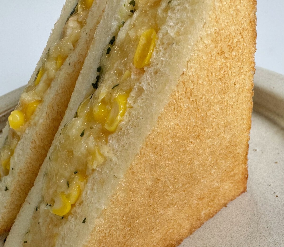 軽くトーストされたパンに、たっぷりとペースト状になったコーンたっぷりのコーンポタージュが挟まれています
