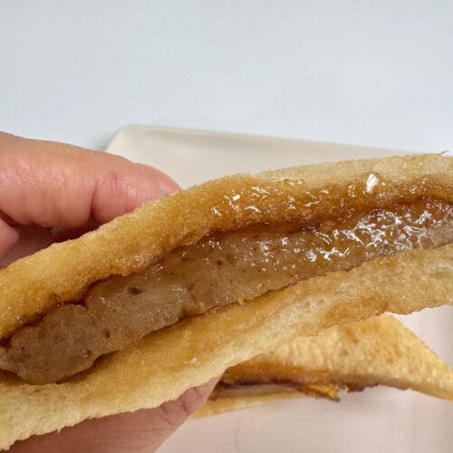 約40秒ほどレンチンすると、メープルシロップが溶け出しパンや肉にじゅわりと絡みつき背徳感マシマシなサンドイッチに！