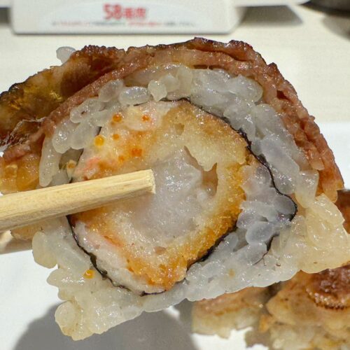 和牛でぐるりと巻かれたお寿司の中には、エビフライやししゃもっこがイン