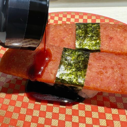 卓上の甘ダレをトッピングすれば、甘みが加わってよりまろやかで酢飯にも合う味わいに