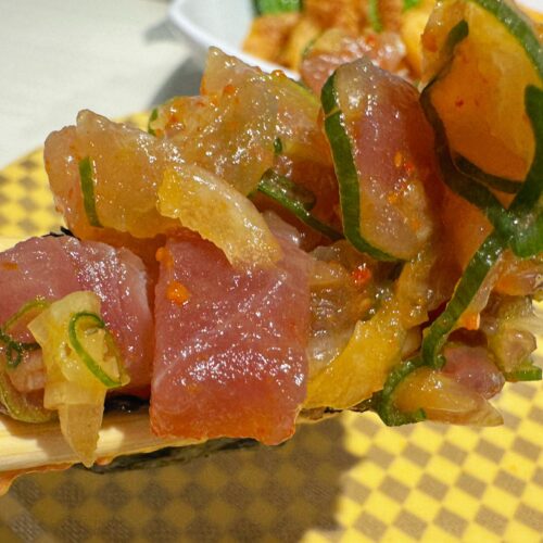 香ばしいごま油の風味をまとったさっぱりとした味わいのまぐろは酢飯や海苔とも相性抜群