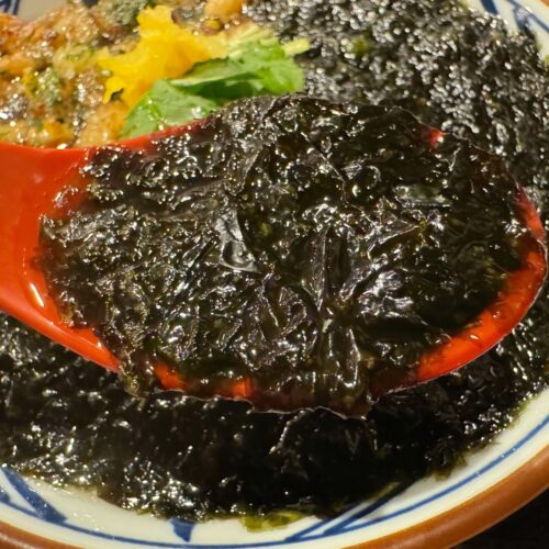この海苔、ビジュアルの迫力はもちろんですが、口に含んだ瞬間に磯の香りがブワッと広がり、その豊かな味わいがたまりません!