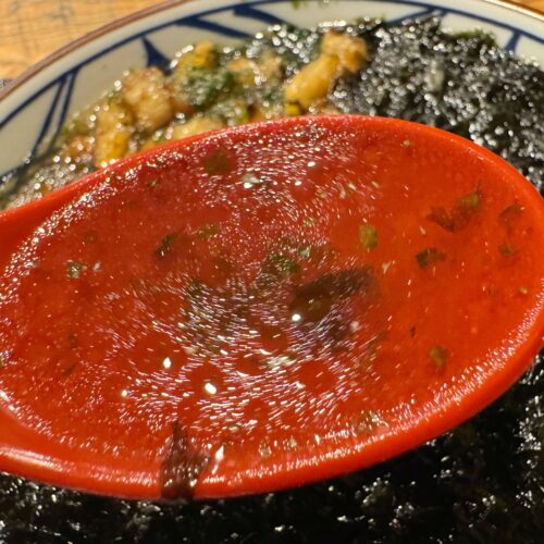 海苔・あさり天の濃厚な旨味をすっきりとまとめあげてくれているのが、あさりのエキスが入った上品なだし