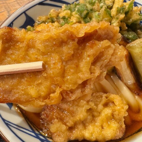 店内で揚げたサクッと衣をまとった醤油漬けのまぐろは、食べ応えのあるサイズ