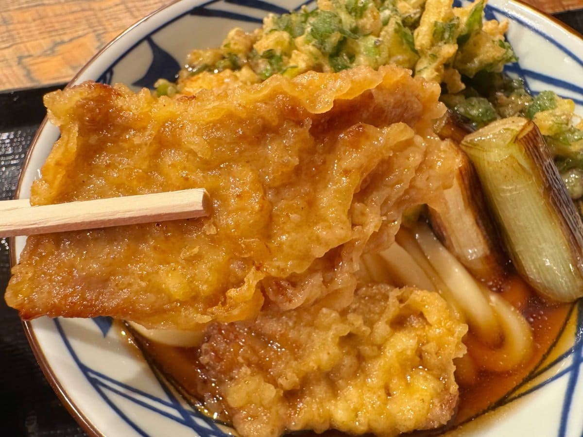 店内で揚げたサクッと衣をまとった醤油漬けのまぐろは、食べ応えのあるサイズ
