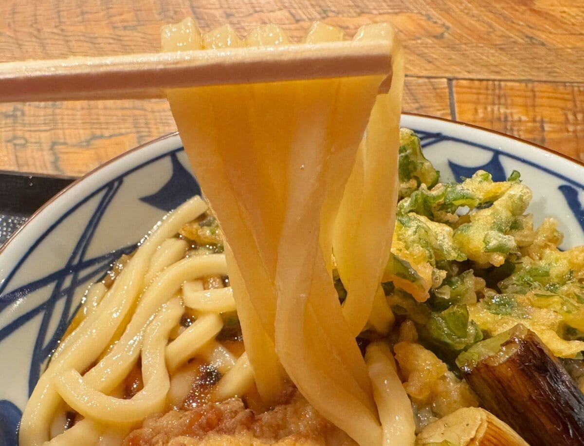 甘くて濃いめの醤油ベースのだしがうどんによく絡む!