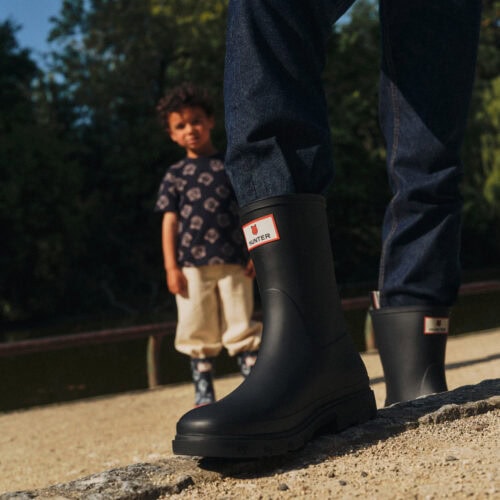 本コレクションのメインとなる “Downpour Boots”は、ユニセックス仕様のロング丈とショート丈で登場。ブラックとストーンベージュの2色展開で、内側にはプリントのシェブロン柄ライニングを施しています。